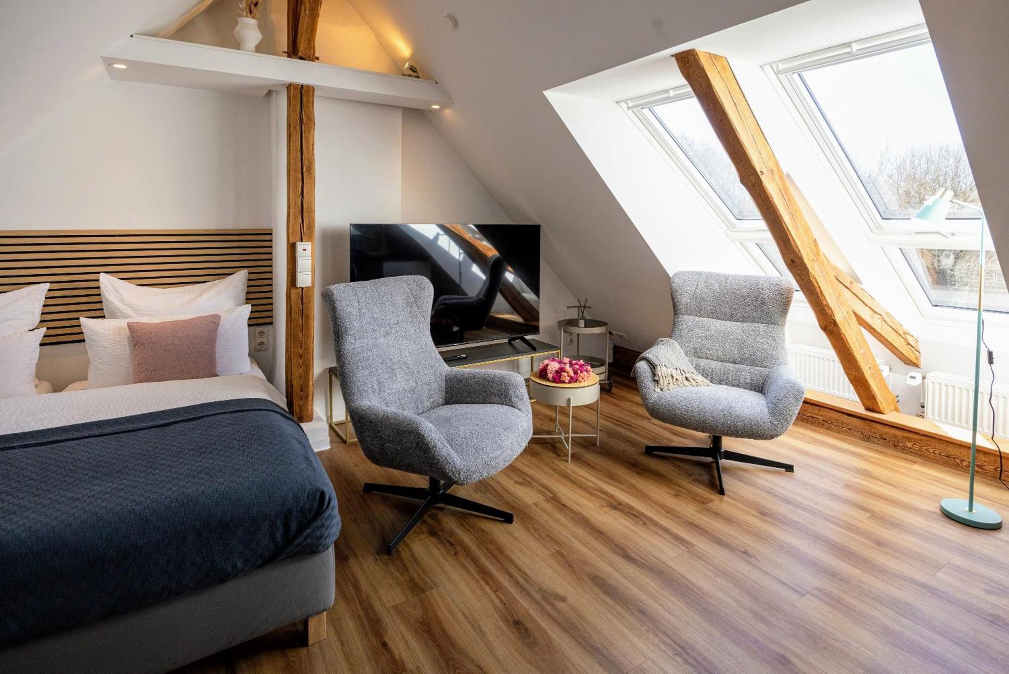 Apartment Have-a-nice-stay - Helles Dachgeschoss, U-bahn Nach Hamburg 400m - Baecker & Restaurants 500m - Lidl 800m - Zentrum 1,5km *