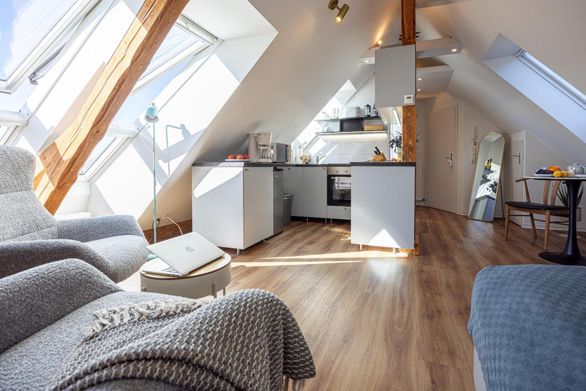 Have-a-nice-stay - Helles Dachgeschoss, U-bahn Nach Hamburg 400m - Baecker & Restaurants 500m - Lidl 800m - Zentrum 1,5km Apartment