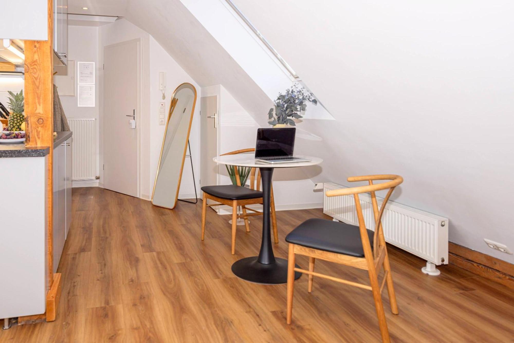 Have-a-nice-stay - Helles Dachgeschoss, U-bahn Nach Hamburg 400m - Baecker & Restaurants 500m - Lidl 800m - Zentrum 1,5km Apartment *