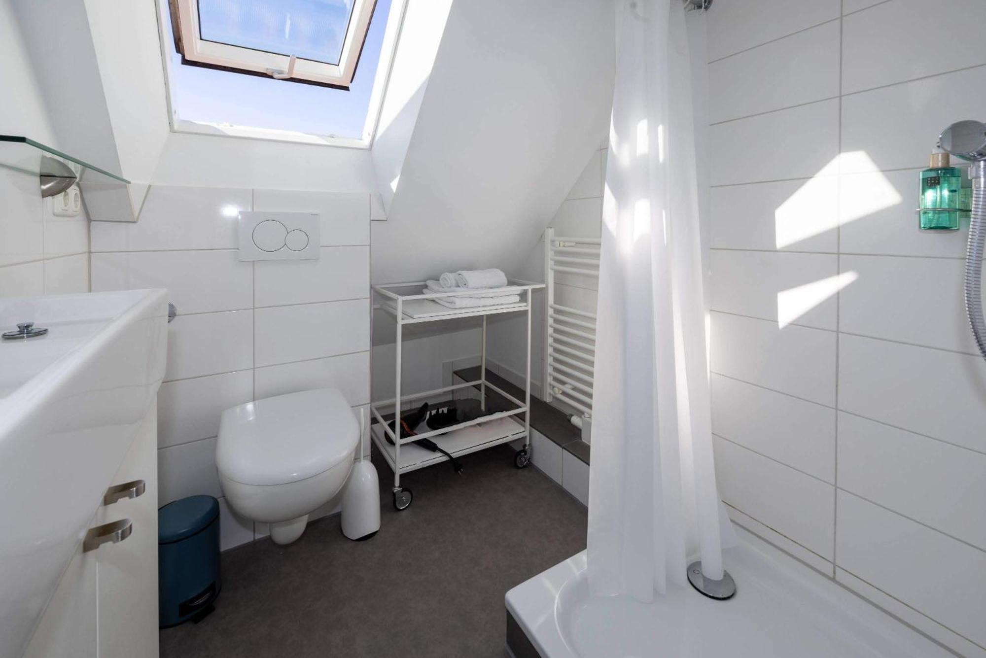 Have-a-nice-stay - Helles Dachgeschoss, U-bahn Nach Hamburg 400m - Baecker & Restaurants 500m - Lidl 800m - Zentrum 1,5km